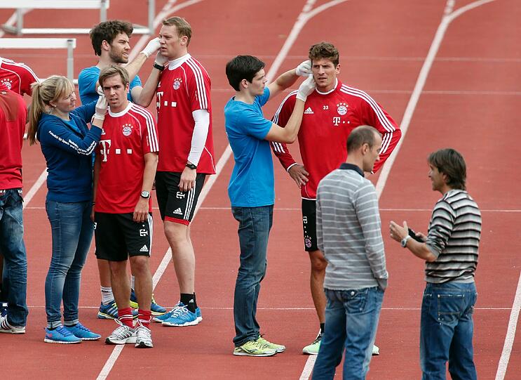 Einen Tag nach dem ersten Training unter Pep Guardiola müssen Bayern-Spieler zum Laktattest ran: Erst schwitzen, dann pieksen - die Bilder aus dem Olympiastadion
