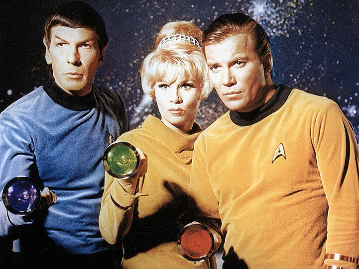 Am Set von "Star Trek": Grace Lee Whitney mit ihren Kollegen Leonard Nimoy (l.) und William Shatner