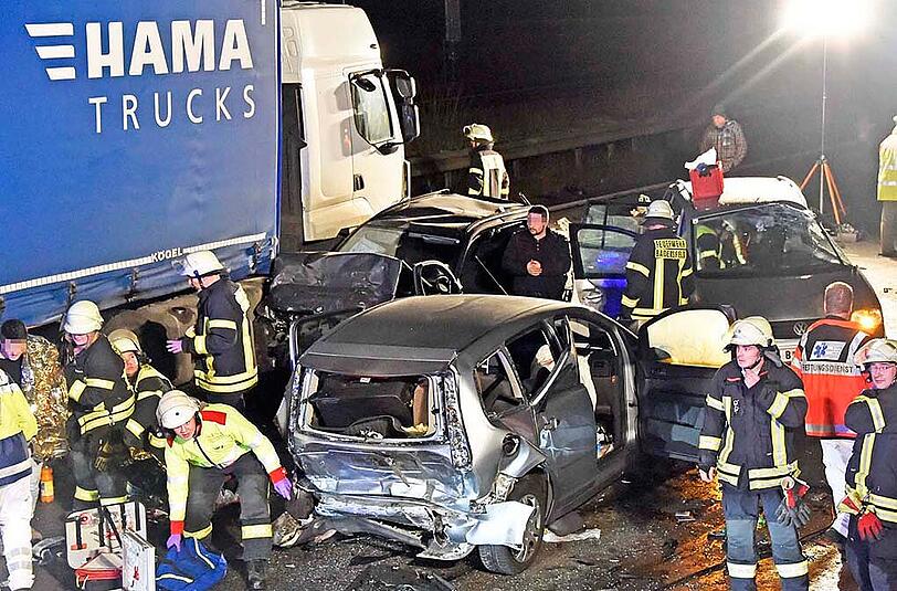 Bilder vom schweren Verkehrsunfall auf der A99 bei Neuherberg. Ein 40-Tonner raste in ein Stauende - mehrere Personen wurden schwer verletzt.