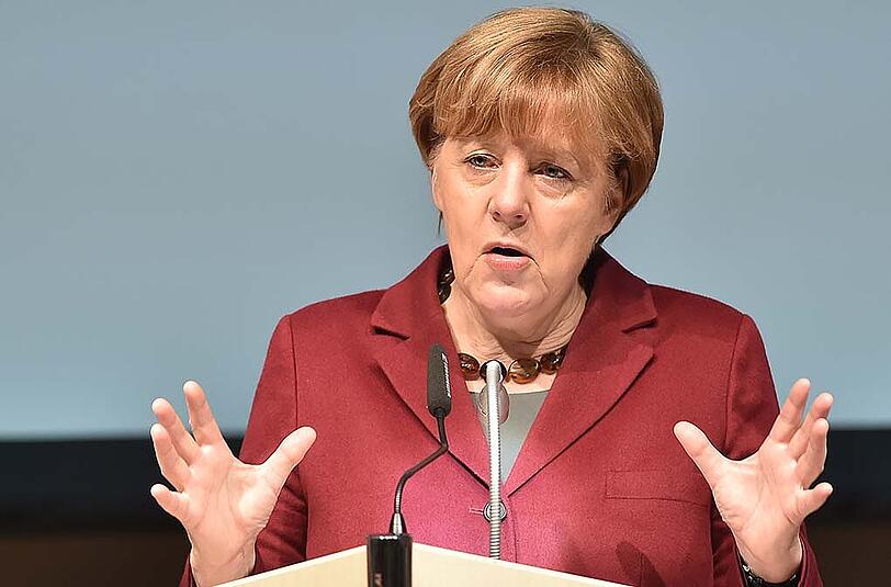 Um die Zahl der neu ankommenden Flüchtlinge zu reduzieren, setzt die Kanzlerin auf eine Bekämpfung der Fluchtursachen und eine engere Zusammenarbeit mit der Türkei zur Überwachung der EU-Außengrenzen.