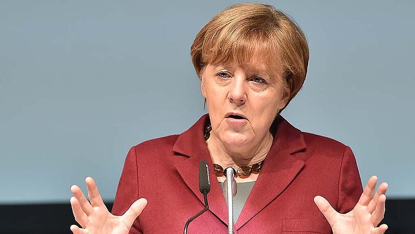 Um die Zahl der neu ankommenden Flüchtlinge zu reduzieren, setzt die Kanzlerin auf eine Bekämpfung der Fluchtursachen und eine engere Zusammenarbeit mit der Türkei zur Überwachung der EU-Außengrenzen. Um die Zahl der neu ankommenden Flüchtlinge zu reduzieren, setzt die Kanzlerin auf eine Bekämpfung der Fluchtursachen und eine engere Zusammenarbeit mit der Türkei zur Überwachung der EU-Außengrenzen.