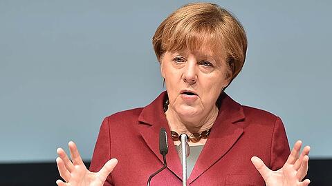 Um die Zahl der neu ankommenden Flüchtlinge zu reduzieren, setzt die Kanzlerin auf eine Bekämpfung der Fluchtursachen und eine engere Zusammenarbeit mit der Türkei zur Überwachung der EU-Außengrenzen.