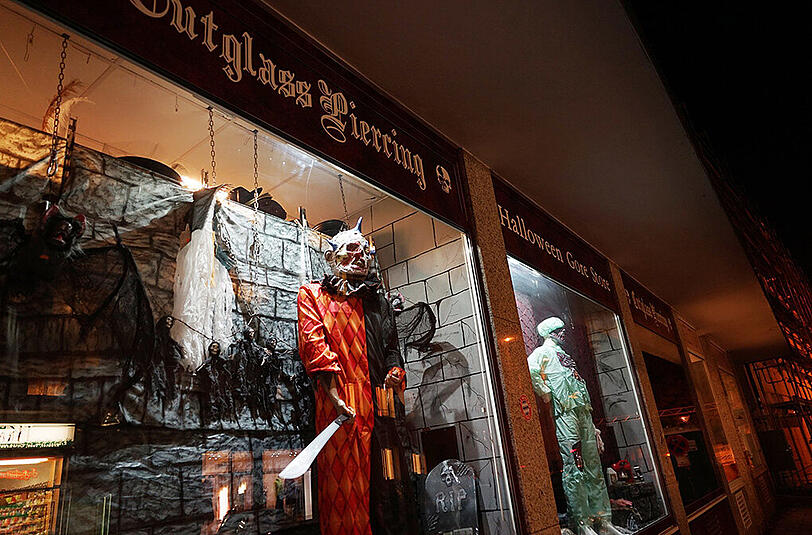 Der Halloween Gore Store bietet alles, was das Herz eines Horror-Fans begehrt.