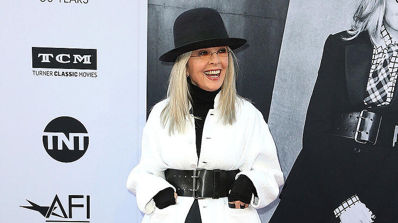 Diane Keaton scheint die Sache nicht zu stören, sie lacht trotzdem.