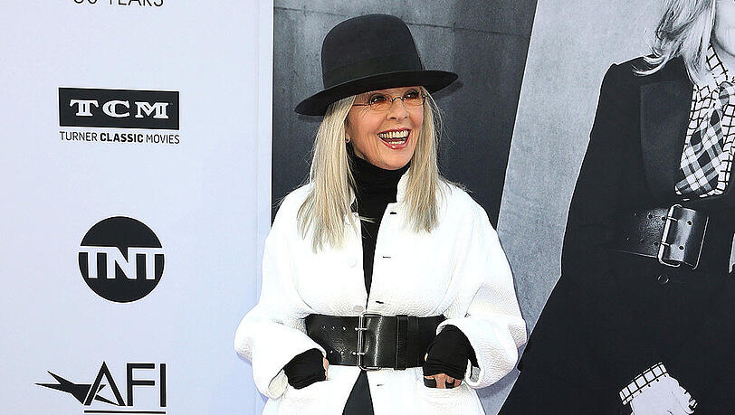 Diane Keaton scheint die Sache nicht zu stören, sie lacht trotzdem.