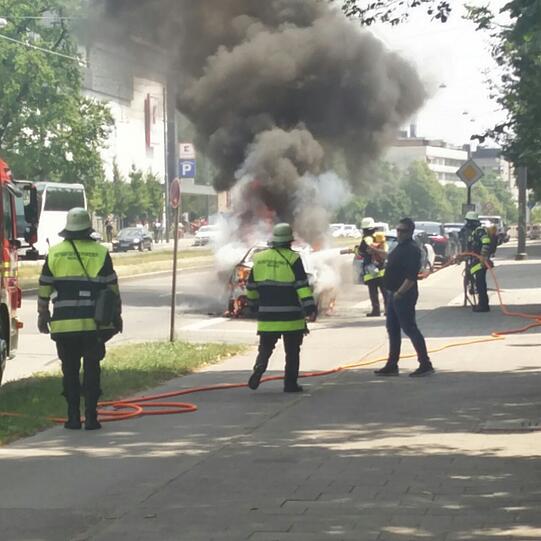 In der Berg-am-Laim-Straße ist am Donnerstag ein Auto komplett ausgebrannt.