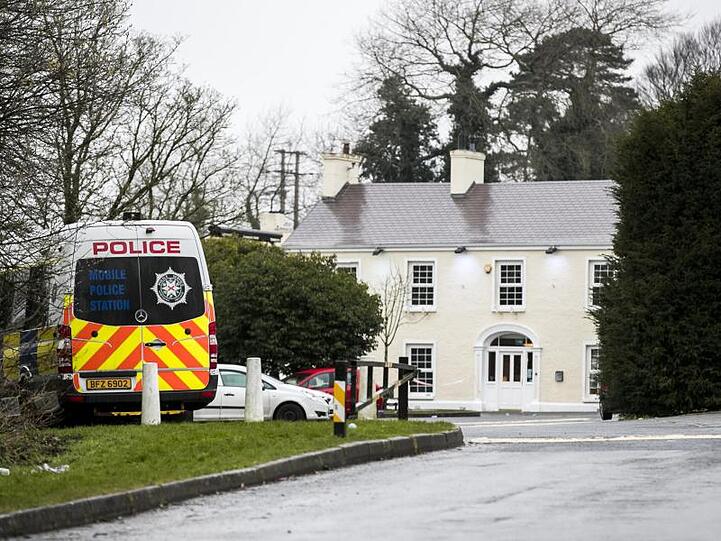 Ein Polizeifahrzeug steht vor dem Greenvale Hotel in Cookstown, wo am Vorabend drei junge Menschen auf einer Party starben.