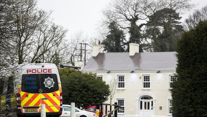 Ein Polizeifahrzeug steht vor dem Greenvale Hotel in Cookstown, wo am Vorabend drei junge Menschen auf einer Party starben. Ein Polizeifahrzeug steht vor dem Greenvale Hotel in Cookstown, wo am Vorabend drei junge Menschen auf einer Party starben.