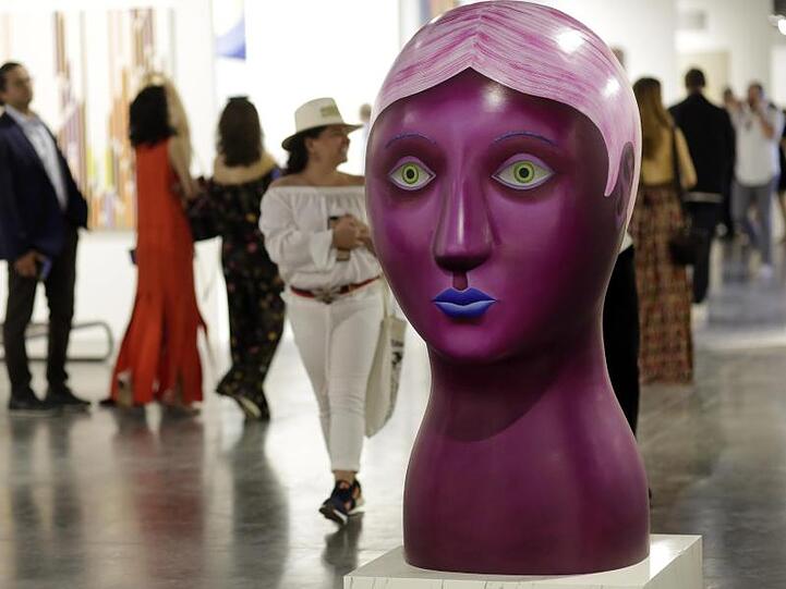 In der Kaufman Repetto Gallery können Besucher die Skulptur des Künstlers Nicolas Party mit dem Titel "Head" sehen.