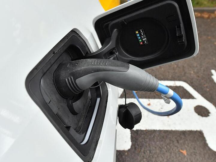 Ein Elektroauto wird an einer Ladestation aufgeladen.