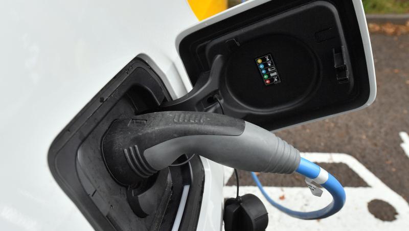 Ein Elektroauto wird an einer Ladestation aufgeladen. Ein Elektroauto wird an einer Ladestation aufgeladen.