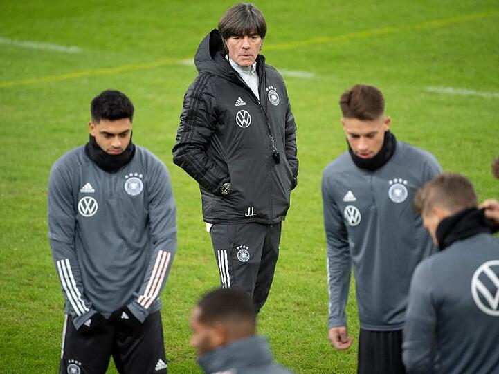 Arbeitet an einer Lösung für die fehlenden Spieler: Bundestrainer Joachim Löw.