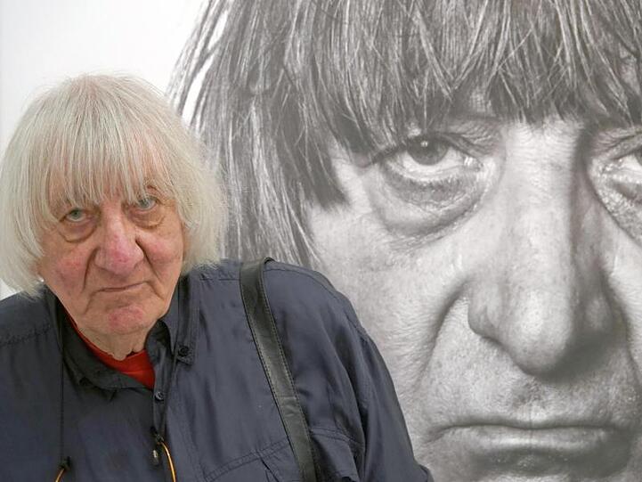 Der Fotograf Walter Schels steht nach einer Pressekonferenz vor einem Selbstporträt. Foto: Regina Wank