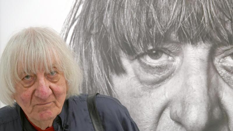 Der Fotograf Walter Schels steht nach einer Pressekonferenz vor einem Selbstporträt. Foto: Regina Wank Der Fotograf Walter Schels steht nach einer Pressekonferenz vor einem Selbstporträt. Foto: Regina Wank