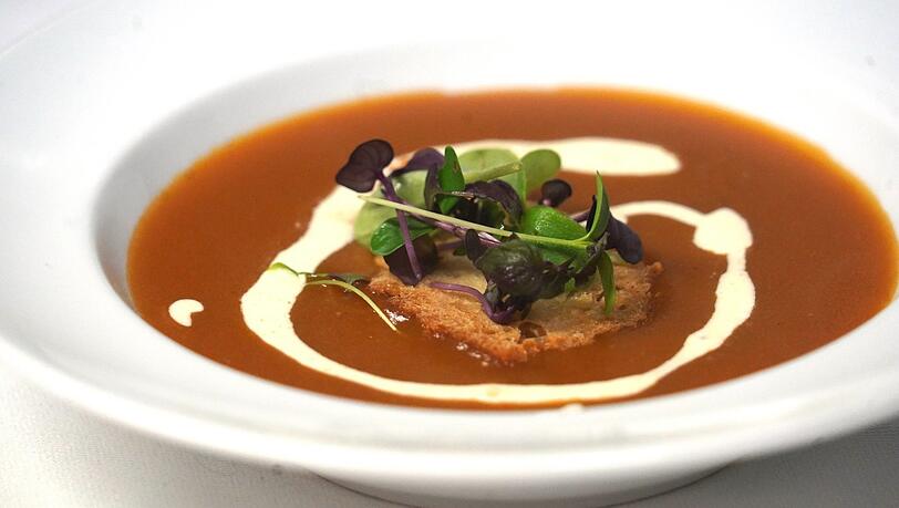 Gang 2: Krustentiersüppchen mit Honig-Chili-Creme-fraîche Gang 2: Krustentiersüppchen mit Honig-Chili-Creme-fraîche