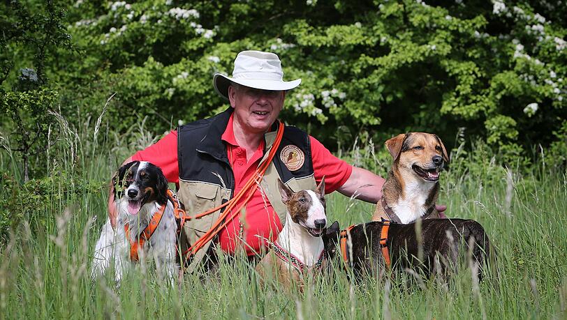 Hundetrainer Uwe Planer mit seinen vierbeinigen Assistenten.