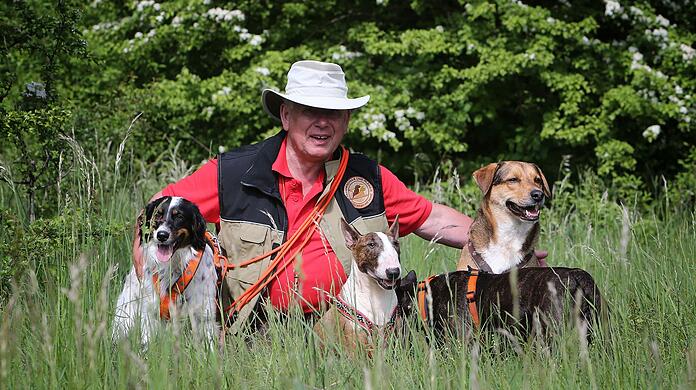 Hundetrainer Uwe Planer mit seinen vierbeinigen Assistenten.