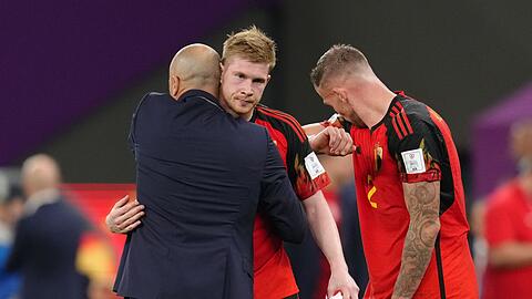Lässt sich von Trainer Roberto Martinez (l) trösten: Belgiens Kevin De Bruyne.