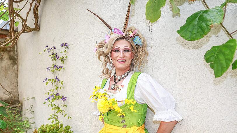 Matthias N. (47) in seiner Drag-Persona „Daphny Ryan“. 2019 trat er in München erstmals als Dragqueen bei der Maiköniginwahl auf. Schon damals wählte er ein Dirndl, das Daphny Ryan bis heute gerne trägt.