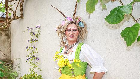 Matthias N. (47) in seiner Drag-Persona „Daphny Ryan“. 2019 trat er in München erstmals als Dragqueen bei der Maiköniginwahl auf. Schon damals wählte er ein Dirndl, das Daphny Ryan bis heute gerne trägt.