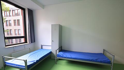 Die rückläufigen Zuwanderungszahlen sind in Bayern weiterhin statistisch nachweisbar - wenn sich der Trend fortsetzt, sollen bald die ersten angemieteten Immobilien für die Unterkunft gekündigt werden. (Symbolbild)