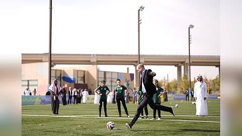 Prinz William lie&szlig; es sich nicht nehmen, beim Training von jungen Fu&szlig;ballerinnen in Saudi-Arabien einen Elfmeter zu schie&szlig;en.