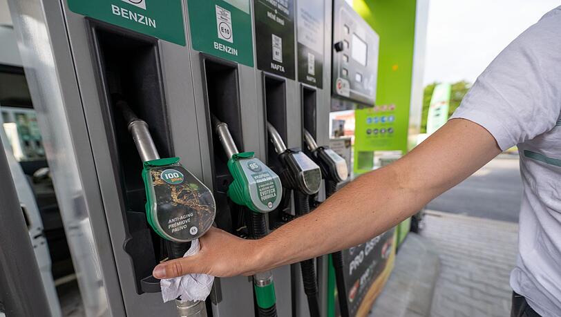 Ein Mann greift an einer Tankstelle in Tschechien zur Zapfpistole. (Archivbild) Ein Mann greift an einer Tankstelle in Tschechien zur Zapfpistole. (Archivbild)