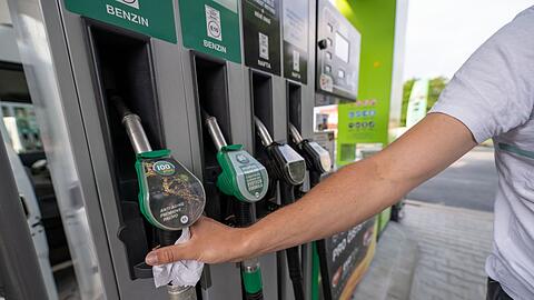 Ein Mann greift an einer Tankstelle in Tschechien zur Zapfpistole. (Archivbild)