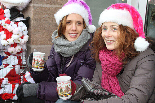 Gloria (links) und Giorgia aus Mailand finden die Weihnachtsstadt Nürnberg sehr romantisch.