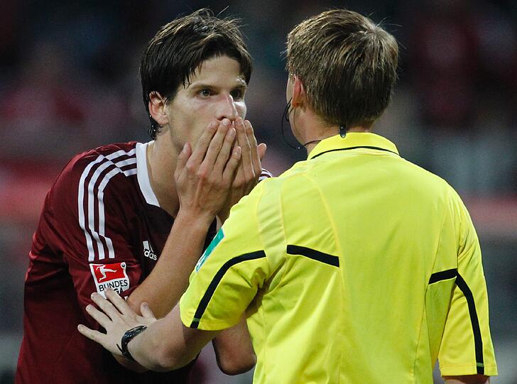 &bdquo;Es tut mir so leid für die Fans. Da macht man so einen Fehler und stürzt alles in den Abgrund. Das ist unverzeihlich.&ldquo;
Reumütig: Nürnbergs Verteidiger Timm Klose nach seiner folgenschweren Rückgabe
beim 1:2 der Franken gegen den SC Freiburg.