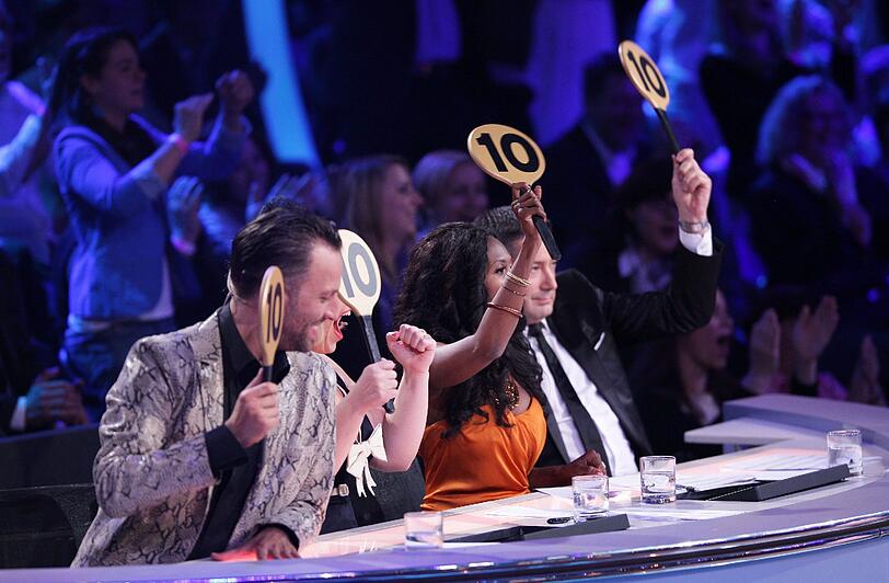 ...das honoriert die Jury und lässt die beiden ins Halbfinale.