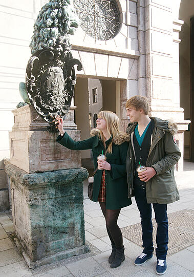 Ein bisserl Glück gefällig? So wie Lisa und Stefan streicheln viele Münchner den Löwen vor der Residenz über die Schnauzen.
