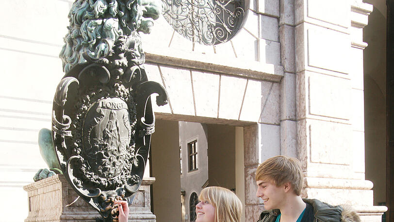 Ein bisserl Glück gefällig? So wie Lisa und Stefan streicheln viele Münchner den Löwen vor der Residenz über die Schnauzen. Ein bisserl Glück gefällig? So wie Lisa und Stefan streicheln viele Münchner den Löwen vor der Residenz über die Schnauzen.