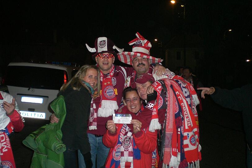 CFR Cluj - Bayern  0:4, 03.11.2010. 
Das sind  meine Freunde aus Cluj (Rumänien) &ndash; sie haben uns zum Bayern-Block gebracht. Aber vorher waren wir mit den Jungs stundenlang feiern! Wir sind 20 Stunden mit dem Bus nach Rumänien gefahren &mdash; das ist eine andere Welt dort drüben. Die Menschen sind sehr arm, aber trotzdem unglaublich gastfreundlich. Ein regionales Bier kostet  in der Bar gerade mal 75 Cent. Das war eine meiner schönsten Reisen mit dem FC Bayern!