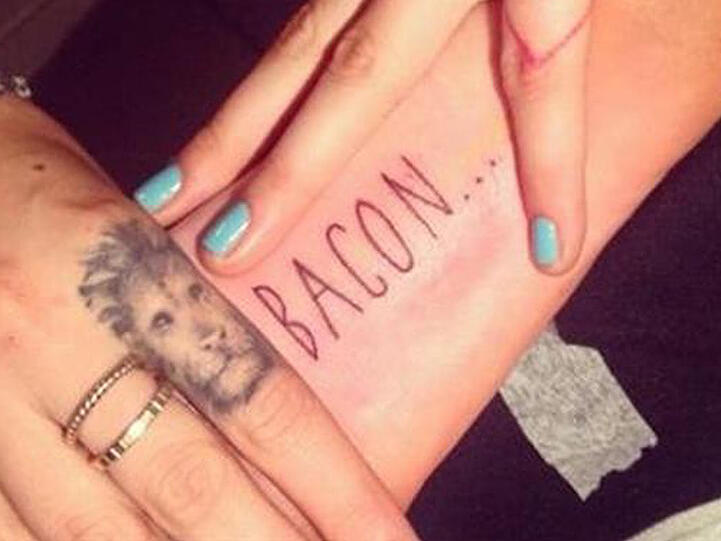 Cara Delevingnes hat ihre Fußsohle mit dem Wort "Bacon" verzieren lassen