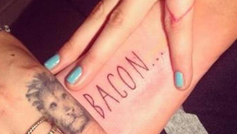 Cara Delevingnes hat ihre Fußsohle mit dem Wort "Bacon" verzieren lassen Cara Delevingnes hat ihre Fußsohle mit dem Wort "Bacon" verzieren lassen