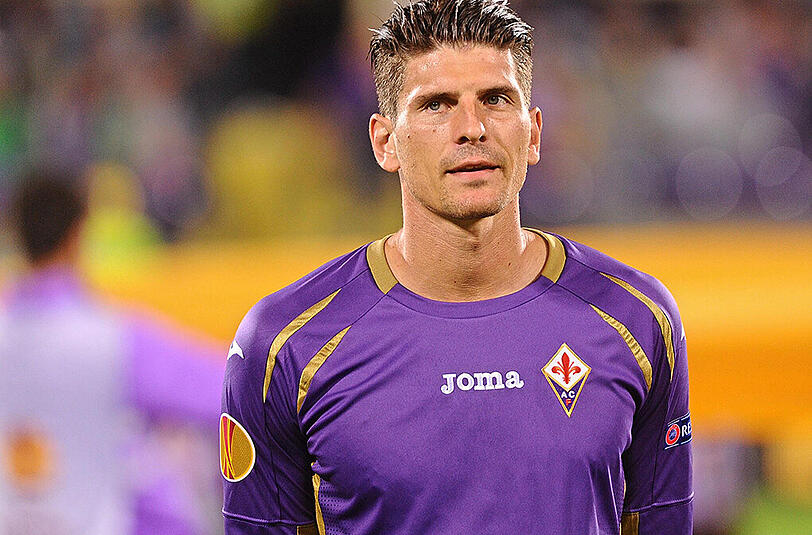 Mario gomez ist immer noch wegen einer Oberschenkelverletzung außer gefecht.