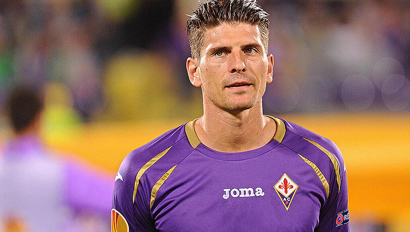 Mario gomez ist immer noch wegen einer Oberschenkelverletzung außer gefecht. Mario gomez ist immer noch wegen einer Oberschenkelverletzung außer gefecht.