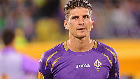 Mario gomez ist immer noch wegen einer Oberschenkelverletzung außer gefecht.