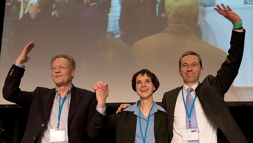 AfD-Vize Frauke Petry (m.) sucht weiterhin den Dialog mit den Pegida-Demonstranten. AfD-Vize Frauke Petry (m.) sucht weiterhin den Dialog mit den Pegida-Demonstranten.