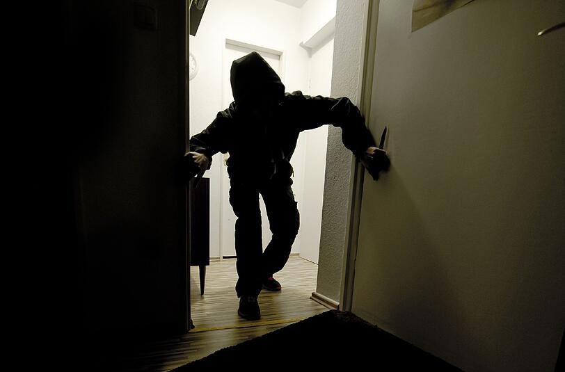 Auf das Gelände der Doppelhaushälfte gelangten die Einbrecher, wurden dann aber von einer schreienden Frau vertrieben.