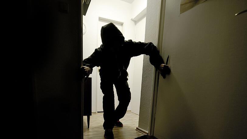 Auf das Gelände der Doppelhaushälfte gelangten die Einbrecher, wurden dann aber von einer schreienden Frau vertrieben. Auf das Gelände der Doppelhaushälfte gelangten die Einbrecher, wurden dann aber von einer schreienden Frau vertrieben.