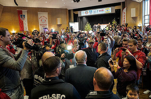 Volle Halle für den Präsidenten: Hoeneß beim Besuch des Bayern-Fanclubs Röslau.