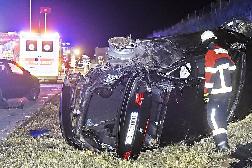 Der Gefahrguttransporter schob erste den Pannen-BMW auf die Böschung und prallte dann gegen die Mittelleitplanke.