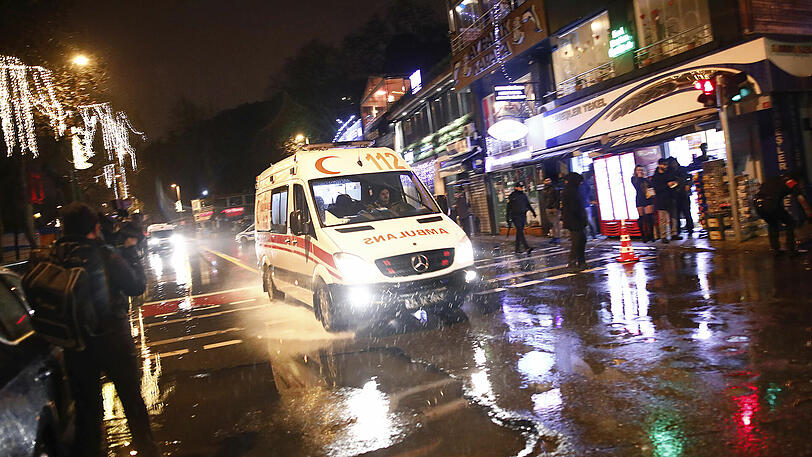 In Istanbul richtete ein Attentäter ein Blutbad unter Feiernden an. Die Bilder.