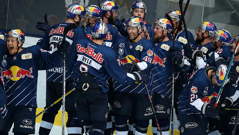 Der EHC Red Bull München feiert seinen Finaleinzug durch den Sieg über Berlin.