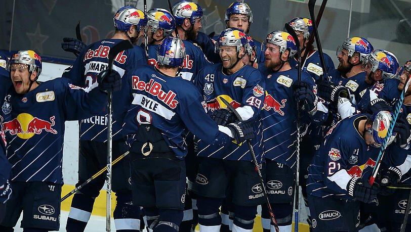 Der EHC Red Bull München feiert seinen Finaleinzug durch den Sieg über Berlin. Der EHC Red Bull München feiert seinen Finaleinzug durch den Sieg über Berlin.