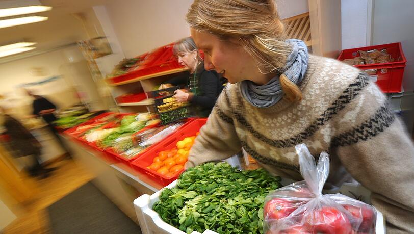 Eine freiwillige Helferin bringt kurz vor Ladenöffnung in Kempten übrig gebliebene und gespendete Lebensmittel in den "FairTeiler"-Laden. Eine freiwillige Helferin bringt kurz vor Ladenöffnung in Kempten übrig gebliebene und gespendete Lebensmittel in den "FairTeiler"-Laden.