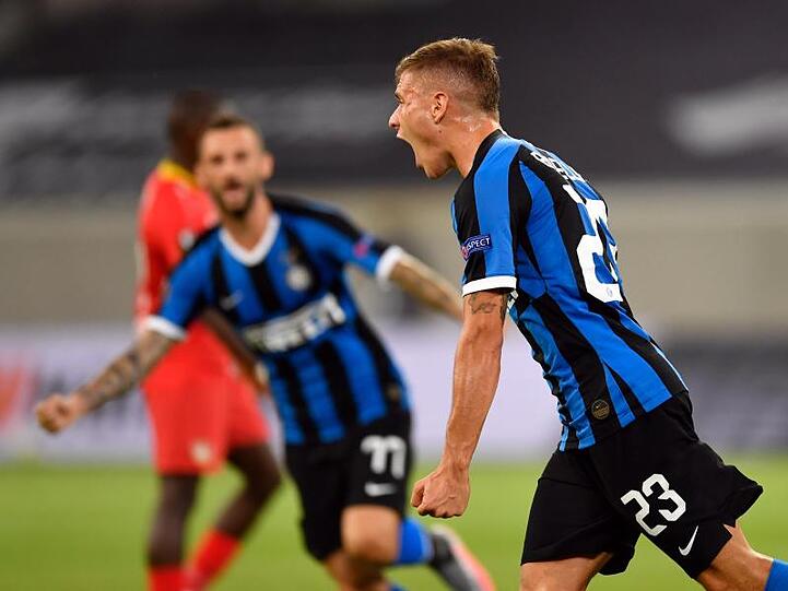 Inter-Profi Nicolo Barella (r) jubelt nach seinem Tor zum 1:0.