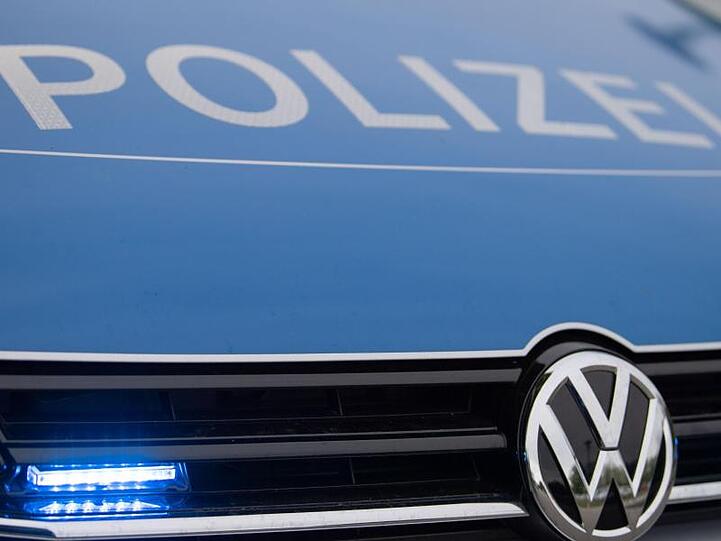 Ein Blaulicht leuchtet an einer Polizeistreife. Foto: Lino Mirgeler/dpa/Archivbild